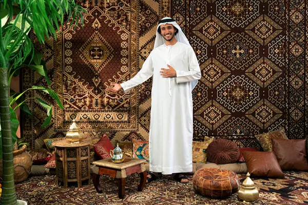 Hombre Emirati Con Traje Kandura Pasando Tiempo Una Casa Tradicional — Foto de Stock