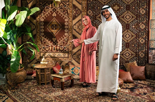 Parejas Jóvenes Emirati Pasan Tiempo Café Tradicional Árabe Hombre Mujer — Foto de Stock