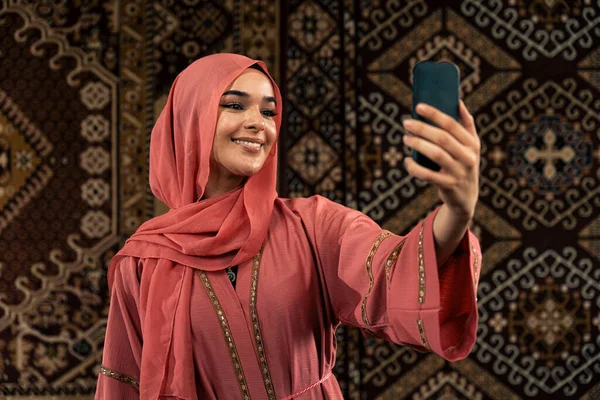 Arap geleneksel kafesinde renkli abaya giyen güzel bir kadın.