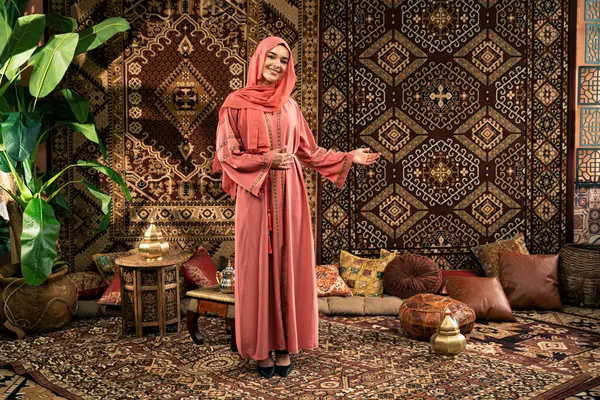 Arap geleneksel kafesinde renkli abaya giyen güzel bir kadın.