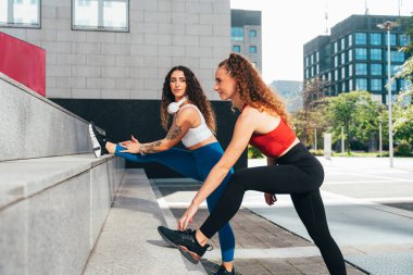 Lgbt çifti dışarıda birlikte antrenman yapıyor. Şehrin kenar mahallelerinde spor yapan gerçek bir çift. Spor ve yaşam tarzı kavramları