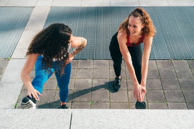 Lgbt çifti dışarıda birlikte antrenman yapıyor. Şehrin kenar mahallelerinde spor yapan gerçek bir çift. Spor ve yaşam tarzı kavramları