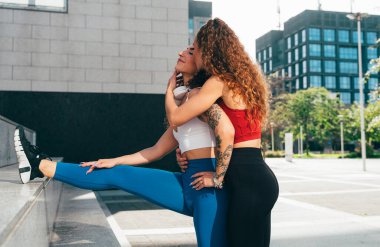 Lgbt çifti dışarıda birlikte antrenman yapıyor. Şehrin kenar mahallelerinde spor yapan gerçek bir çift. Spor ve yaşam tarzı kavramları