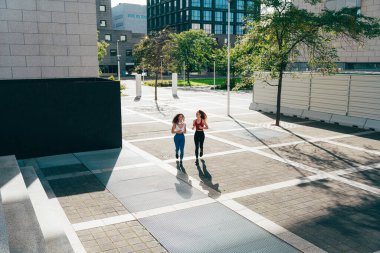 Lgbt çifti dışarıda birlikte antrenman yapıyor. Şehrin kenar mahallelerinde spor yapan gerçek bir çift. Spor ve yaşam tarzı kavramları