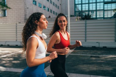 Lgbt çifti dışarıda birlikte antrenman yapıyor. Şehrin kenar mahallelerinde spor yapan gerçek bir çift. Spor ve yaşam tarzı kavramları