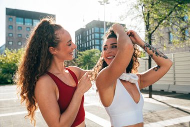 Lgbt çifti dışarıda birlikte antrenman yapıyor. Şehrin kenar mahallelerinde spor yapan gerçek bir çift. Spor ve yaşam tarzı kavramları