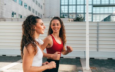 Lgbt çifti dışarıda birlikte antrenman yapıyor. Şehrin kenar mahallelerinde spor yapan gerçek bir çift. Spor ve yaşam tarzı kavramları