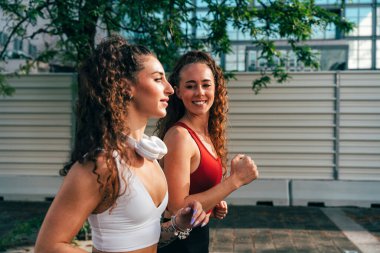 Lgbt çifti dışarıda birlikte antrenman yapıyor. Şehrin kenar mahallelerinde spor yapan gerçek bir çift. Spor ve yaşam tarzı kavramları