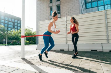 Lgbt çifti dışarıda birlikte antrenman yapıyor. Şehrin kenar mahallelerinde spor yapan gerçek bir çift. Spor ve yaşam tarzı kavramları