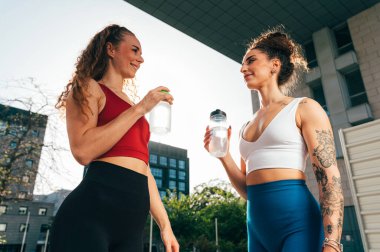 Lgbt çifti dışarıda birlikte antrenman yapıyor. Şehrin kenar mahallelerinde spor yapan gerçek bir çift. Spor ve yaşam tarzı kavramları