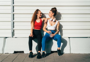 Lgbt çifti dışarıda birlikte antrenman yapıyor. Şehrin kenar mahallelerinde spor yapan gerçek bir çift. Spor ve yaşam tarzı kavramları