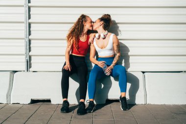 Lgbt çifti dışarıda birlikte antrenman yapıyor. Şehrin kenar mahallelerinde spor yapan gerçek bir çift. Spor ve yaşam tarzı kavramları