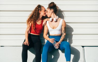 Lgbt çifti dışarıda birlikte antrenman yapıyor. Şehrin kenar mahallelerinde spor yapan gerçek bir çift. Spor ve yaşam tarzı kavramları