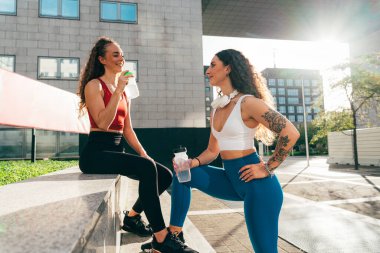Lgbt çifti dışarıda birlikte antrenman yapıyor. Şehrin kenar mahallelerinde spor yapan gerçek bir çift. Spor ve yaşam tarzı kavramları