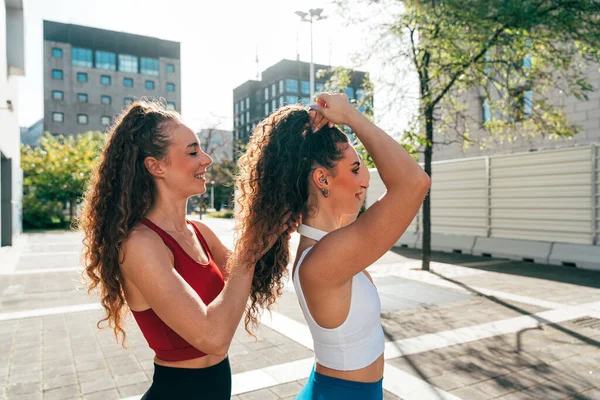 Lgbt çifti dışarıda birlikte antrenman yapıyor. Şehrin kenar mahallelerinde spor yapan gerçek bir çift. Spor ve yaşam tarzı kavramları
