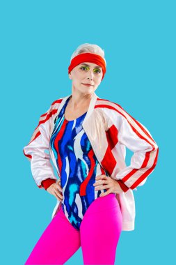 Mutlu ve komik yaşlı kadın rengarenk arka planda aşınabilir giysiler giyiyor modern havalı büyükanne portresi, yaşlı ve yaşlı insanlar hakkında kavramlar