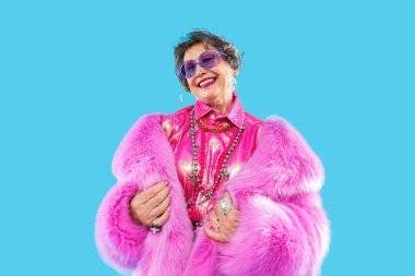 Mutlu ve komik yaşlı kadın rengarenk arka planda aşınabilir giysiler giyiyor modern havalı büyükanne portresi, yaşlı ve yaşlı insanlar hakkında kavramlar