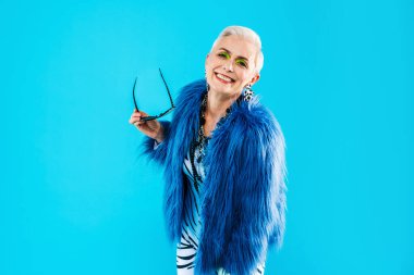 Mutlu ve komik yaşlı kadın rengarenk arka planda aşınabilir giysiler giyiyor modern havalı büyükanne portresi, yaşlı ve yaşlı insanlar hakkında kavramlar