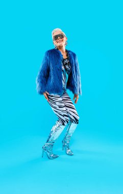 Mutlu ve komik yaşlı kadın rengarenk arka planda aşınabilir giysiler giyiyor modern havalı büyükanne portresi, yaşlı ve yaşlı insanlar hakkında kavramlar