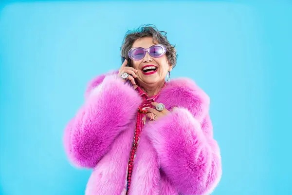 Счастливая Смешная Пожилая Женщина Модной Одежде Ярком Фоне Современный Крутой — стоковое фото