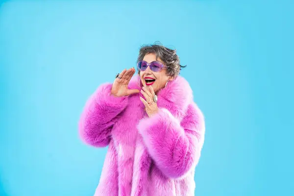 Mutlu Komik Yaşlı Kadın Rengarenk Arka Planda Aşınabilir Giysiler Giyiyor — Stok fotoğraf