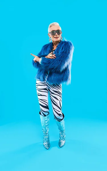 Ευτυχισμένη Και Αστεία Ηλικιωμένη Γυναίκα Φορώντας Αποτρόπαια Ρούχα Πολύχρωμο Φόντο — Φωτογραφία Αρχείου