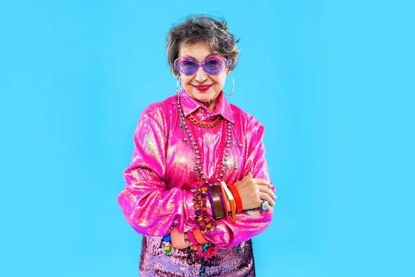 Ευτυχισμένη Και Αστεία Ηλικιωμένη Γυναίκα Φορώντας Αποτρόπαια Ρούχα Πολύχρωμο Φόντο — Φωτογραφία Αρχείου