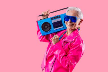 Mutlu ve komik yaşlı kadın rengarenk arka planda aşınabilir giysiler giyiyor modern havalı büyükanne portresi, yaşlı ve yaşlı insanlar hakkında kavramlar