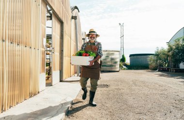 Çiftliğinde ve serasında çalışan kıdemli çiftçi. Kıdem yaşı boyunca tarım, farn endüstrisi ve sağlıklı yaşam tarzı kavramları