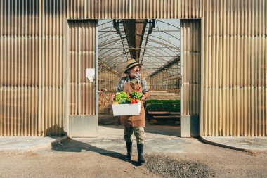 Çiftliğinde ve serasında çalışan kıdemli çiftçi. Kıdem yaşı boyunca tarım, farn endüstrisi ve sağlıklı yaşam tarzı kavramları