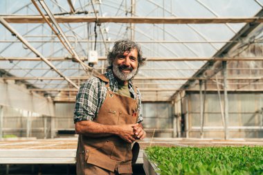 Çiftliğinde ve serasında çalışan kıdemli çiftçi. Kıdem yaşı boyunca tarım, farn endüstrisi ve sağlıklı yaşam tarzı kavramları
