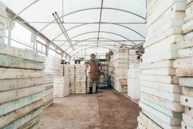 Çiftliğinde ve serasında çalışan kıdemli çiftçi. Kıdem yaşı boyunca tarım, farn endüstrisi ve sağlıklı yaşam tarzı kavramları