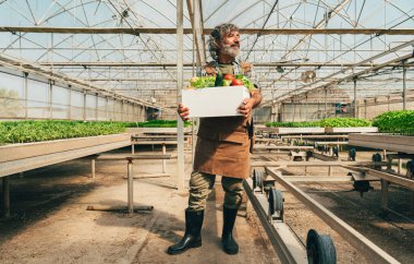 Çiftliğinde ve serasında çalışan kıdemli çiftçi. Kıdem yaşı boyunca tarım, farn endüstrisi ve sağlıklı yaşam tarzı kavramları
