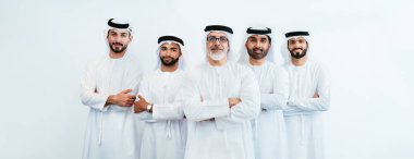 Bir grup Arap işadamı ofiste buluşuyor - Ortadoğulu iş adamları emirati kandora giyiyorlar, Dubai 'de bir toplantı odasında çalışıyorlar.