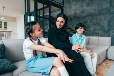 Dubai 'li geleneksel Arap ailesi evde vakit geçiriyor. Konsept hakkında, emirati kültürü, ebeveynlik, evlat edinme ve aile yaşam tarzı