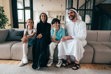 Dubai 'li geleneksel Arap ailesi evde vakit geçiriyor. Konsept hakkında, emirati kültürü, ebeveynlik, evlat edinme ve aile yaşam tarzı