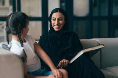 Dubai 'li geleneksel Arap ailesi evde vakit geçiriyor. Konsept hakkında, emirati kültürü, ebeveynlik, evlat edinme ve aile yaşam tarzı