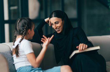 Dubai 'li geleneksel Arap ailesi evde vakit geçiriyor. Konsept hakkında, emirati kültürü, ebeveynlik, evlat edinme ve aile yaşam tarzı