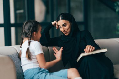 Dubai 'li geleneksel Arap ailesi evde vakit geçiriyor. Konsept hakkında, emirati kültürü, ebeveynlik, evlat edinme ve aile yaşam tarzı