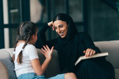 Dubai 'li geleneksel Arap ailesi evde vakit geçiriyor. Konsept hakkında, emirati kültürü, ebeveynlik, evlat edinme ve aile yaşam tarzı