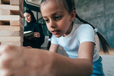 Dubai 'li geleneksel Arap ailesi evde vakit geçiriyor. Konsept hakkında, emirati kültürü, ebeveynlik, evlat edinme ve aile yaşam tarzı