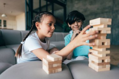 Dubai 'li geleneksel Arap ailesi evde vakit geçiriyor. Konsept hakkında, emirati kültürü, ebeveynlik, evlat edinme ve aile yaşam tarzı