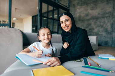 Dubai 'li geleneksel Arap ailesi evde vakit geçiriyor. Konsept hakkında, emirati kültürü, ebeveynlik, evlat edinme ve aile yaşam tarzı