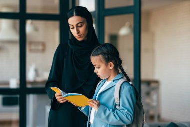 Dubai 'li geleneksel Arap ailesi evde vakit geçiriyor. Konsept hakkında, emirati kültürü, ebeveynlik, evlat edinme ve aile yaşam tarzı