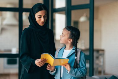 Dubai 'li geleneksel Arap ailesi evde vakit geçiriyor. Konsept hakkında, emirati kültürü, ebeveynlik, evlat edinme ve aile yaşam tarzı