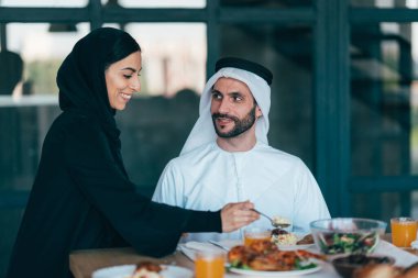 Dubai 'li geleneksel Arap ailesi evde vakit geçiriyor. Konsept hakkında, emirati kültürü, ebeveynlik, evlat edinme ve aile yaşam tarzı