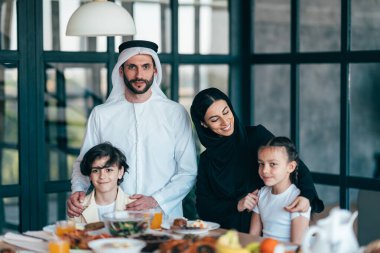 Dubai 'li geleneksel Arap ailesi evde vakit geçiriyor. Konsept hakkında, emirati kültürü, ebeveynlik, evlat edinme ve aile yaşam tarzı