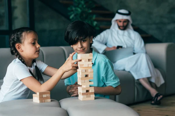 Traditionell Arabisk Familj Från Dubai Som Tillbringar Tid Tillsammans Hemma — Stockfoto
