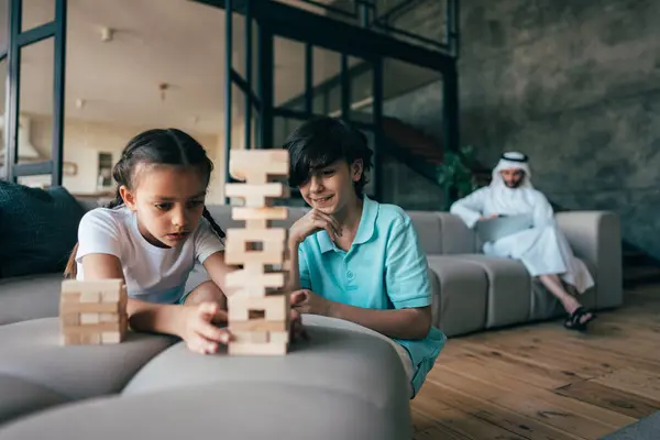 Traditionele Arabische Familie Uit Dubai Die Samen Tijd Thuis Doorbrengen — Stockfoto
