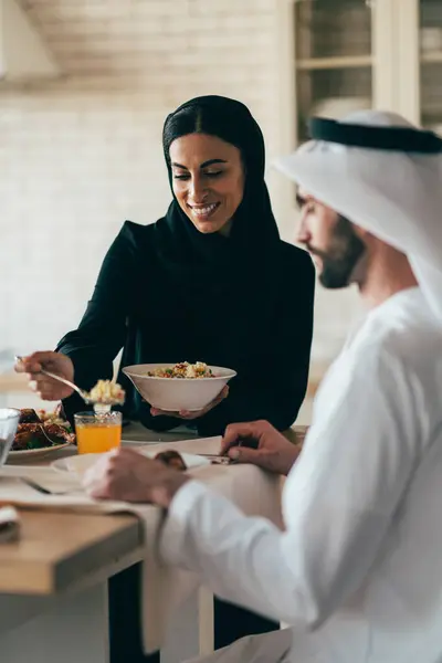 Traditionelle Arabische Familie Aus Dubai Die Zeit Zusammen Hause Verbringt — Stockfoto